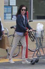 LARA FLYNN BOYLE Shopping at Walgreens in Beverly Hills 10/03/2017