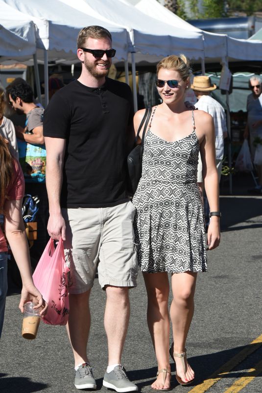 LAURA HARMAN Shopping at Farmers Market in Los Angeles 10/22/2017