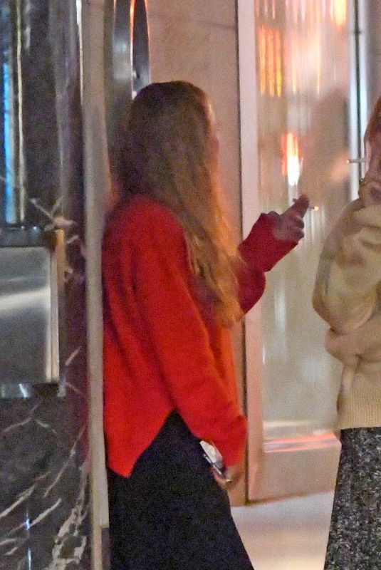 MARY-KATE and ASHLEY OLSEN Take a Smoke Break in New York 10/03/2017
