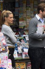 MICHELLE HUNZIKER Buys Newspapers in Bergamo 09/30/2017