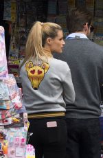 MICHELLE HUNZIKER Buys Newspapers in Bergamo 09/30/2017
