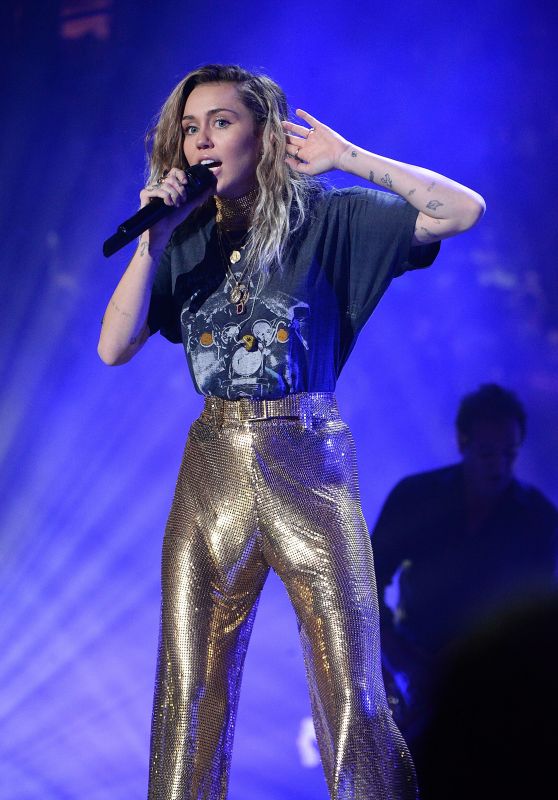 MILEY CYRUS Performs Live at Madison Square Garden in New York 09/30/2017