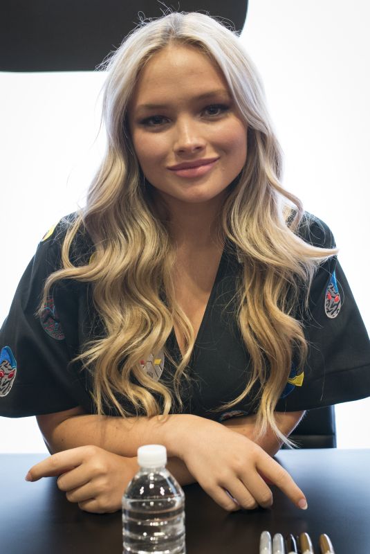 NATALIE ALYN LIND at The Gifted Cast Signing Table at New York Comic-con 10/08/2017