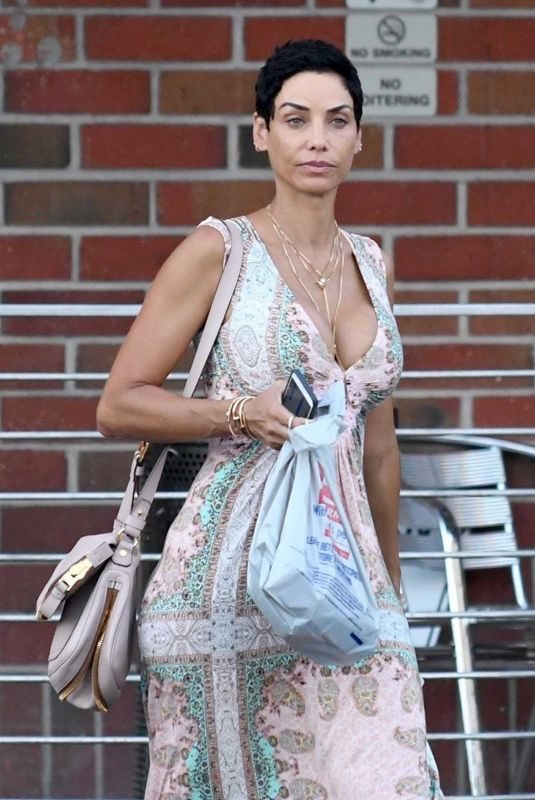 NICOLE MURPHY Leaves Rite Aid Pharmacy in Los Angeles 10/23/2017