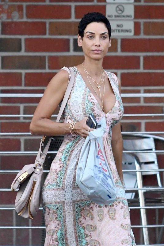 NICOLE MURPHY Leaves Rite Aid Pharmacy in Los Angeles 10/23/2017