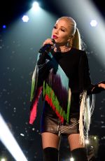 Pregnant GWEN STEFANI Performs at One Coice: Somos Live! a Concert for Disaster Relief in Los Angeles 10/14/2017