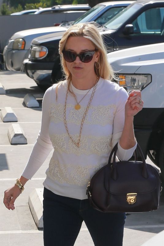 REESE WITHERSPOO Out Shopping in Santa Monica 10/12/2017