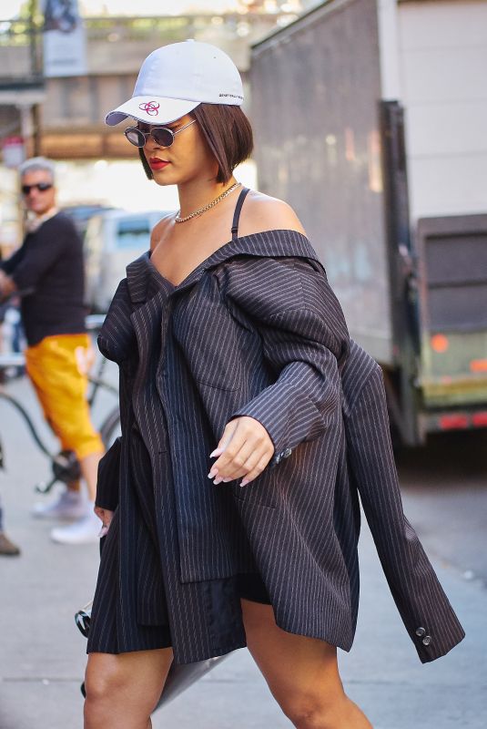 RIHANNA Arrives on th Set of a Photoshoot in New York 10/19/2017