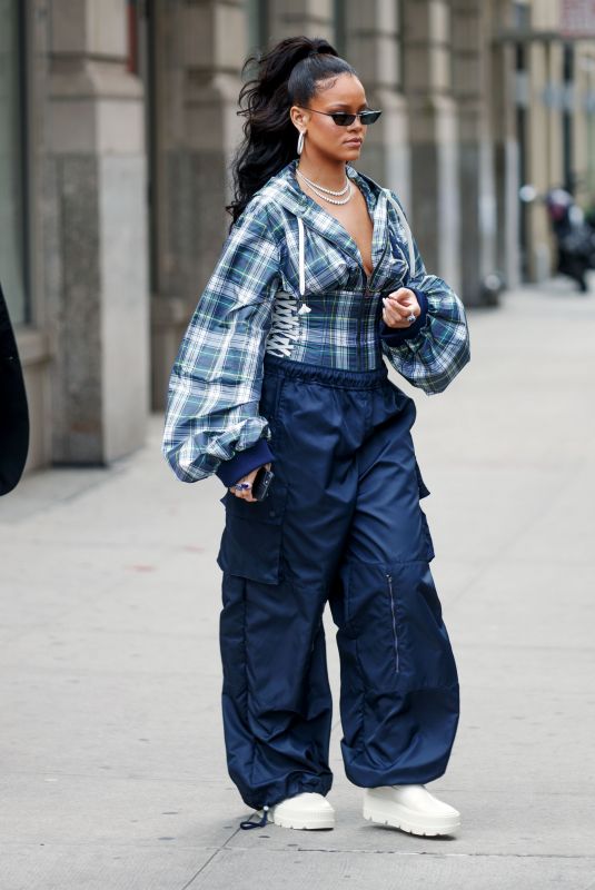 RIHANNA Leaves Her Apartment in New York 10/13/2017