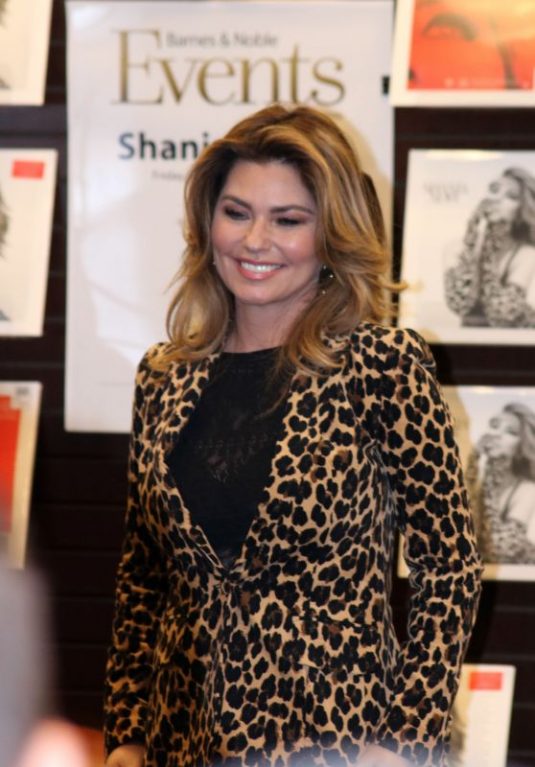 SHANIA TWAIN Signing Album Now at Barnes & Boble in Los Angeles 09/29/2017