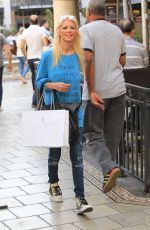 TARA REID Shopping at Apple Store at The Grove in Hollywood 10/13/2017