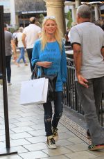 TARA REID Shopping at Apple Store at The Grove in Hollywood 10/13/2017