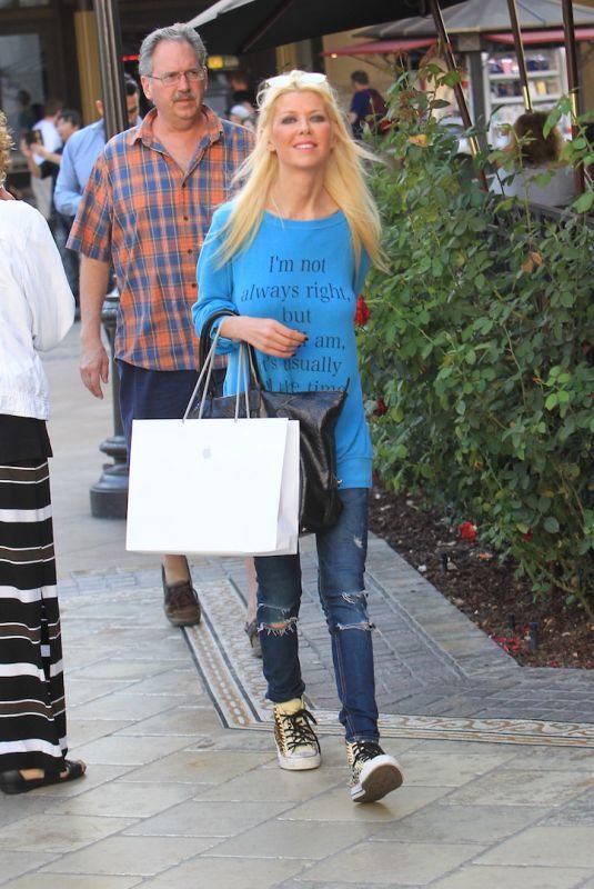 TARA REID Shopping at Apple Store at The Grove in Hollywood 10/13/2017