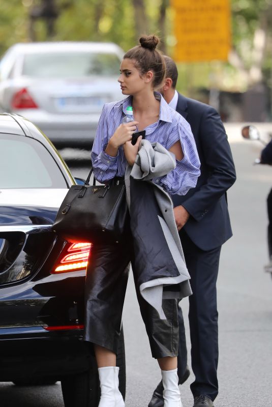 TAYLOR HILL Heading to a Photoshoot in Paris 10/03/2017