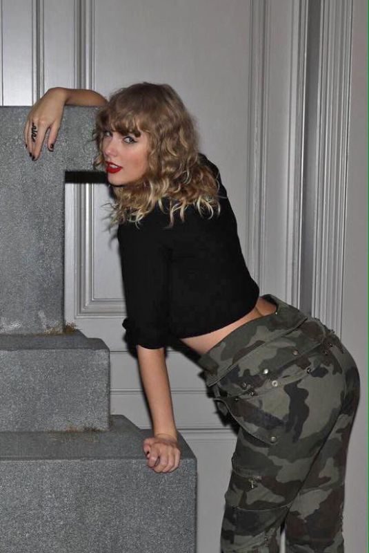 TAYLOR SWIFT at Reputation Secret Sessions at Her Home in Los Angeles 10/22/2017
