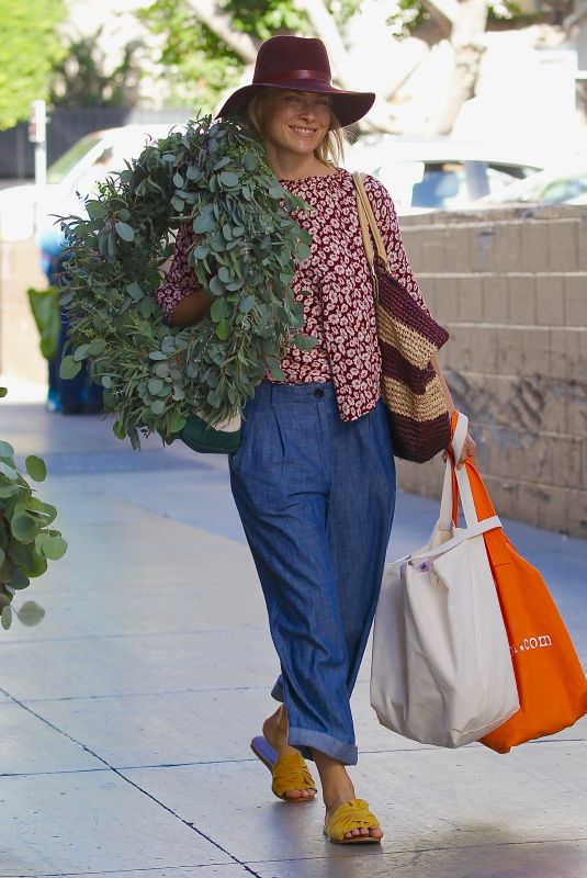 ALI LARTER Buys Christmas Wreath at Farmers Market in Los Angeles 11/25/2017