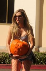 ANA BRAGA Buys Thanksgiving Pumpkin at Albertsons Supermarket in Calabasas 11/20/2017