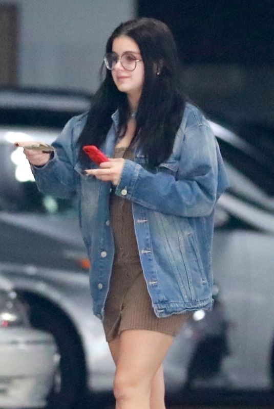 ARIEL WINTER Leaves a Medical Building in Sherman Oaks 11/27/2017