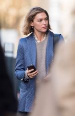 ARIZONA MUSE Out for Lunch in Notting Hill 11/23/2017