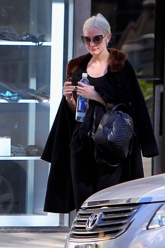 ASHLEE SIMPSON Leaves a Gym in Los Angeles 11/14/2017