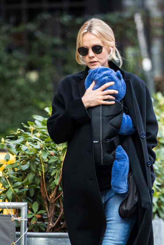 CAREY MULLIGAN Out and About in New York 11/15/2017