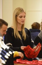 CHIARA FERRAGNI Out Shopping in Milan 11/13/2017