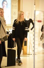 CHIARA FERRAGNI Out Shopping in Milan 11/13/2017
