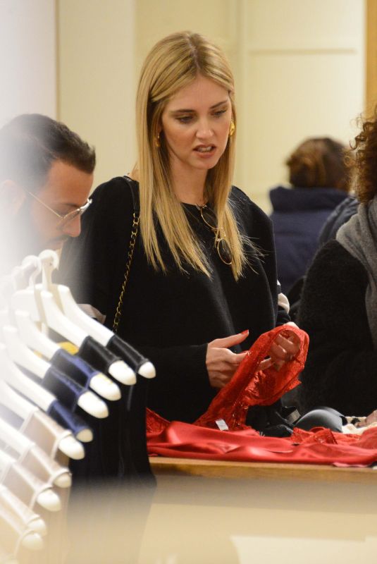 CHIARA FERRAGNI Out Shopping in Milan 11/13/2017