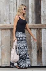 DENISE RICHARDS Shopping at Vintage Grocers in Malibu 11/01/2017