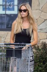 DENISE RICHARDS Shopping at Vintage Grocers in Malibu 11/01/2017