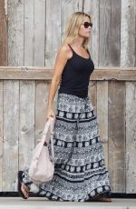 DENISE RICHARDS Shopping at Vintage Grocers in Malibu 11/01/2017