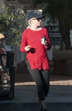 ELIZABETH BANKS Leaves Alfred Coffee in Studio City 11/14/2017