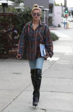 HAILEY BALDWIN heading to Lunch at Zinque Cafe in West Hollywood 11/01/2017