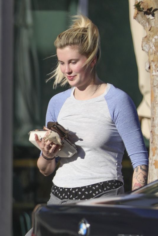 IRELAND BALDWIN Shopping at Organic Grocery Store in Los Angeles 11/21/2017