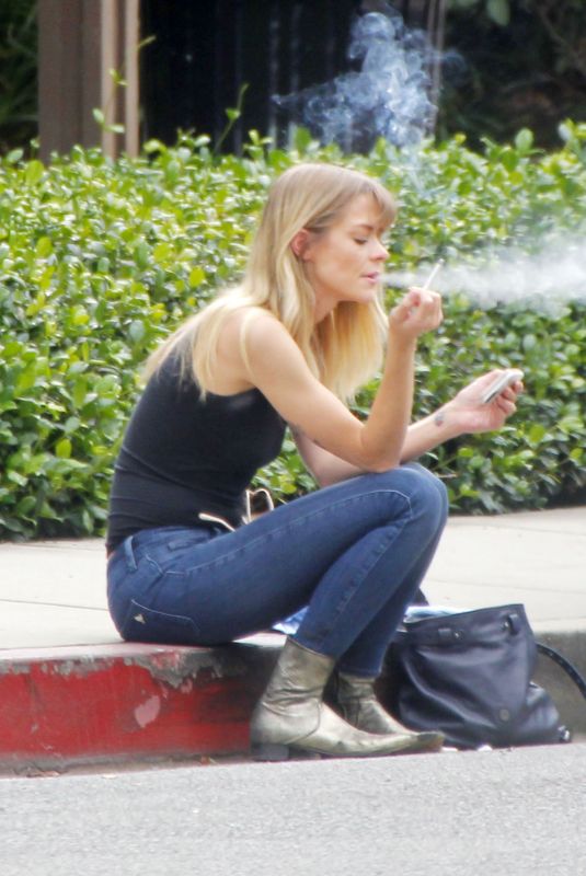 JAIME KING Takes a Smoke Break on Curb in Los Angeles 11/09/2017