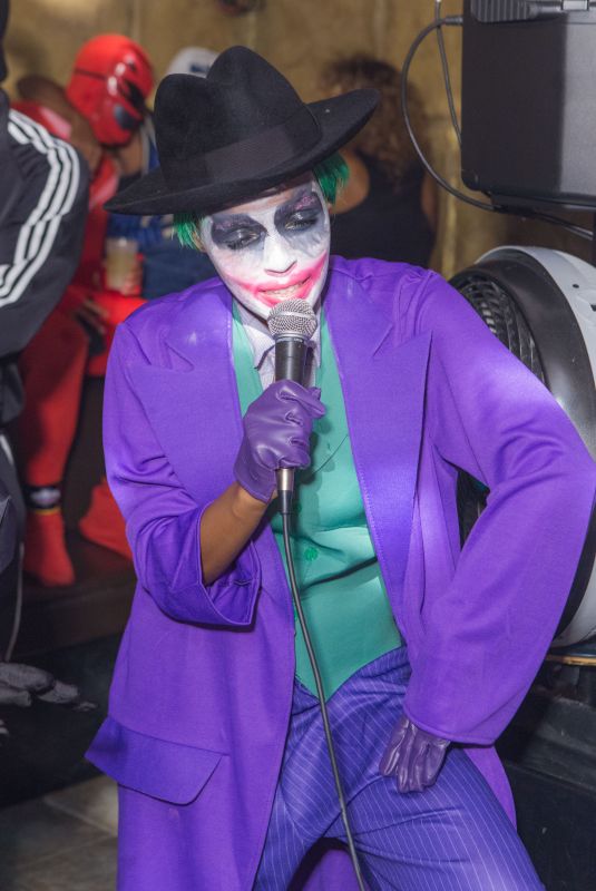 JANELLE MONAE Oerforms at 90