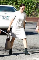 JENNIFER GARNER Heading to a Church in Brentwood 11/05/2017