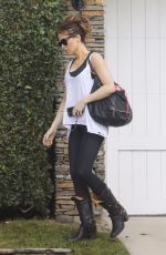 KATE BECKINSALE Arrives at Her Home in Los Angeles 11/16/2017