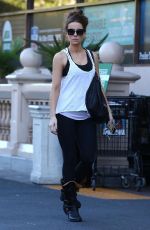 KATE BECKINSALE Shopping at Bristol Farms in Beverly Hills 11/27/2017