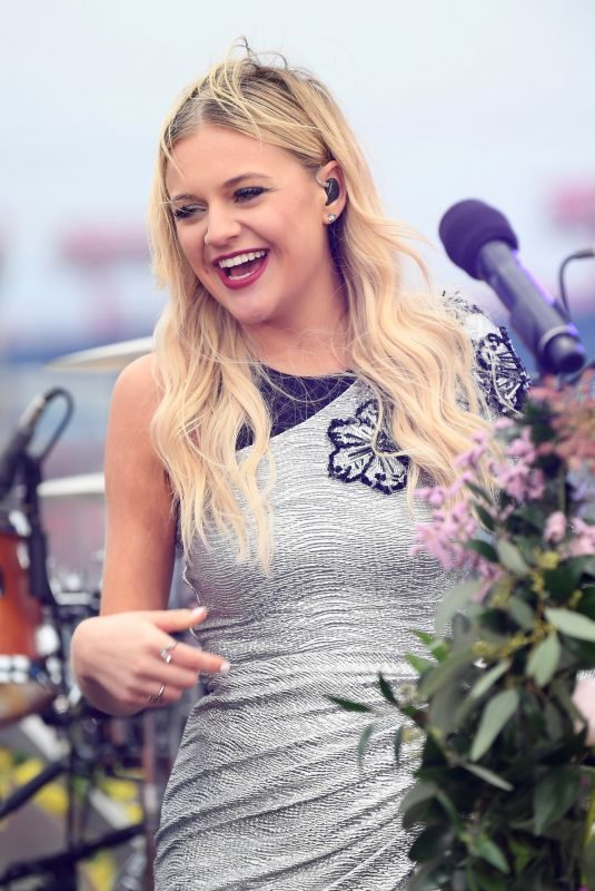 KELSE BALLERINI Performs at Good Morning America 11/08/2017