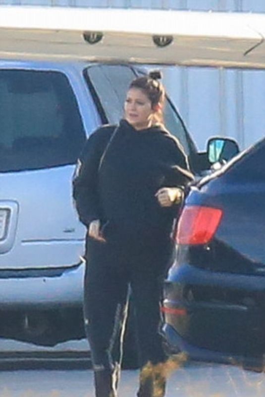 KYLIE JENNER etting on a private jet in los angeles - november 5, 2017 | picture pub