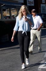 LINDSAY SHOOKUS and Ben Affleck Out for Lunch in Brentwood 11/25/2017