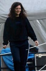 LORDE Arrives at Kings Park Ahead of Her Show in Perth 11/18/2017