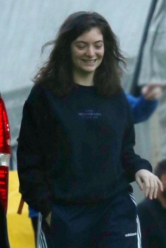 LORDE Arrives at Kings Park Ahead of Her Show in Perth 11/18/2017