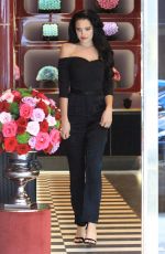 MARA TEIGEN Shopping Flowers in Beverly Hills 11/10/2017