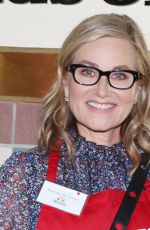 MAUREEN MCCORMICK at Los Angeles Mission Thanksgiving Meal for the Homeless in Los Angeles 11/22/2017