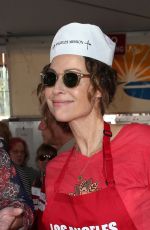 MINNIE DRIVER at Los Angeles Mission Thanksgiving Meal for the Homeless in Los Angeles 11/22/2017