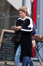 MIRKA FEDERER Shoping at a Gap Clothing Store in London 11/22/2017