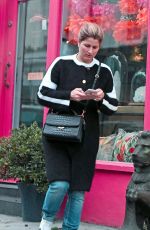 MIRKA FEDERER Shoping at a Gap Clothing Store in London 11/22/2017