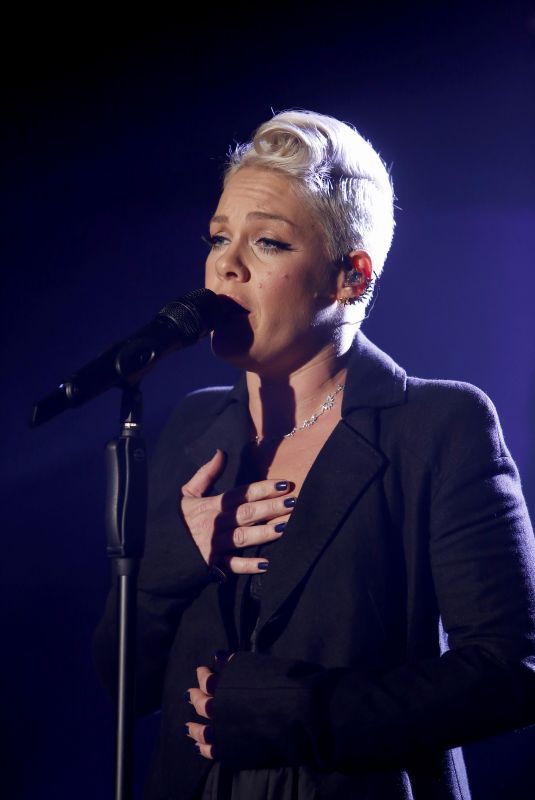 PINK at Jimmy Kimmel Live 11/01/2017